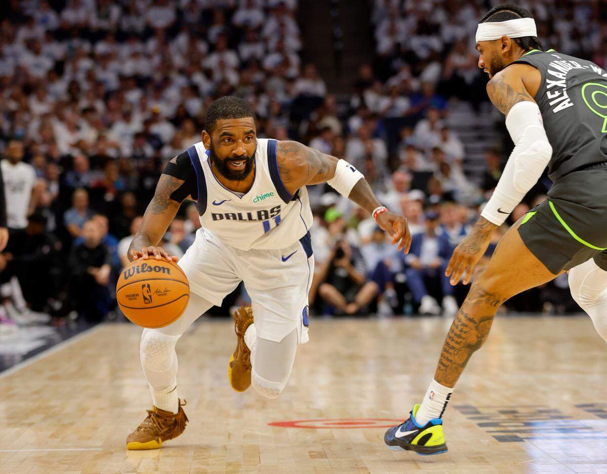 Los Mavericks, impulsados por Luka Doncic y Kyrie Irving (en la foto), derrotaron el jueves 124-103 a los Timberwolves de Minnesota para ganar la Conferencia Oeste de la NBA y citarse con los Celtics por el título de campeón de la liga.