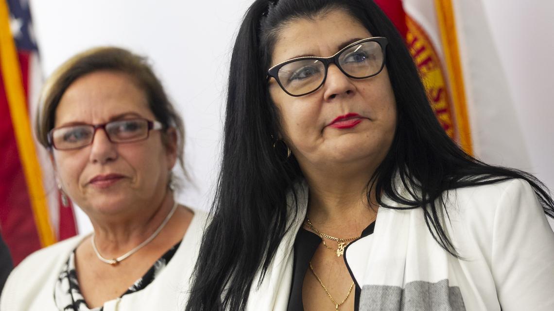 La doctora Ramona Matos (izq) y y Tatiana Caraballo durante una conferencia de prensa en Doral el miércoles para presentar una demanda federal contra la Organización Panamericana de la Salud.