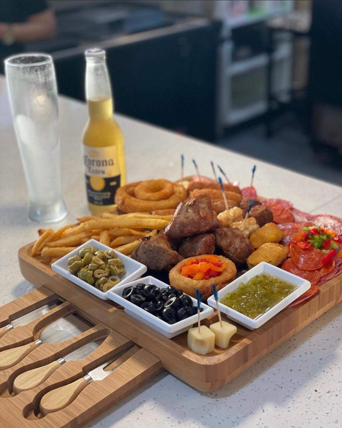 Bandeja de aperitivos en La Farándula Pizza y Restaurant, que antes se llamaba Cono Pizza. En sus tres sucursales en Miami, Kendall y Hialeah siguen vendiendo pizzas y batidos, pero ampliaron el menú para incluir platos típicos cubanos y tres tipos de hamburguesas.