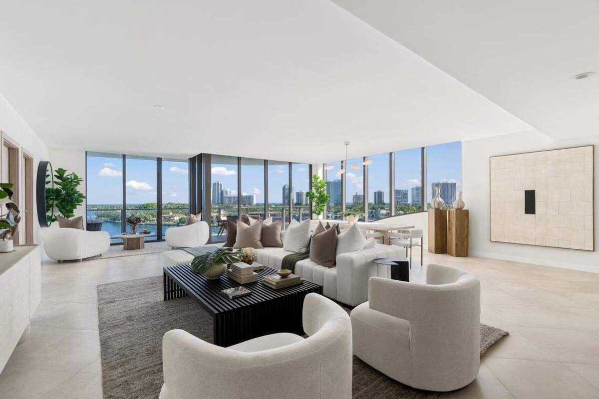 La sala de estar en el condominio de Bay Harbor Islands recientemente adquirido por el ex futbolista Ronaldo.