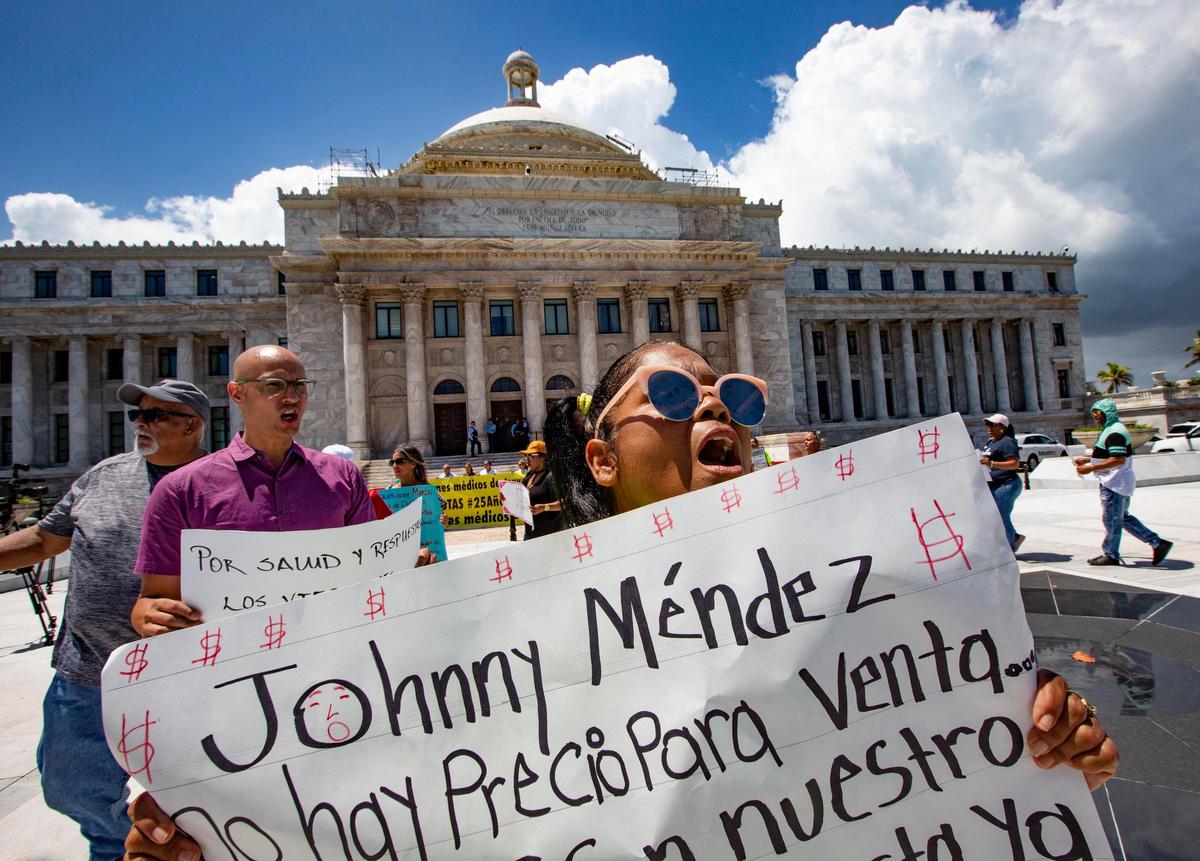 Margarita Santos Osorio protesta frente al edificio del Capitolio en San Juan, Puerto Rico, el 20 de agosto del 2018. Osorio se sumó a otros manifestantes para pedir mejores instalaciones y servicios médicos en la isla de Vieques.