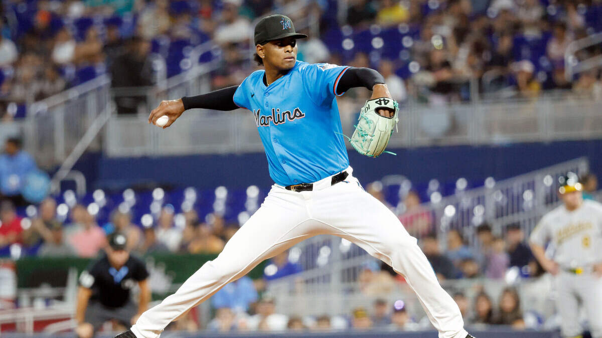 El abridor de los Marlins Edward Cabrera lanza en el primer inning del partido ante los Atléticos de Oakland, celebrado el 4 de mayo de 2025 en Miami.