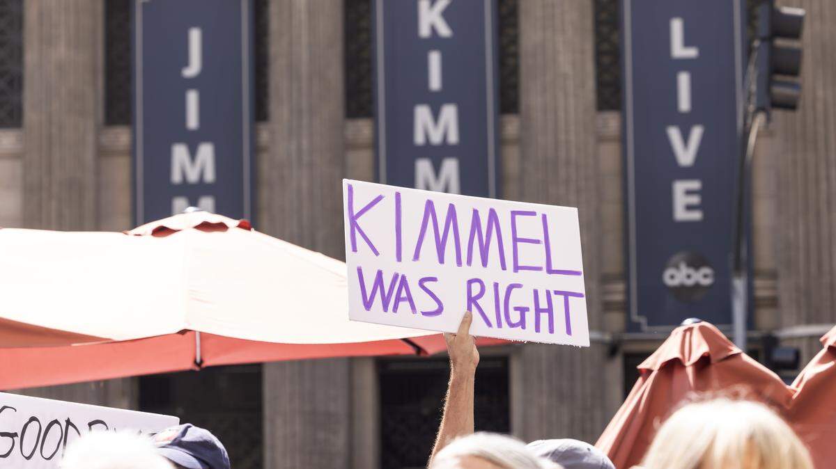 Manifestantes protestan en apoyo al humorista Jimmy Kimmel frente al estudio donde se transmite su programa, en Hollywood, California, el lunes 22 de septiembre de 2025. EL cartel dice “Kimmel tuvo razón”.9/22/2025 Hollywood., CA., USA
(Photo by Ted Soqui/SIPA USA)