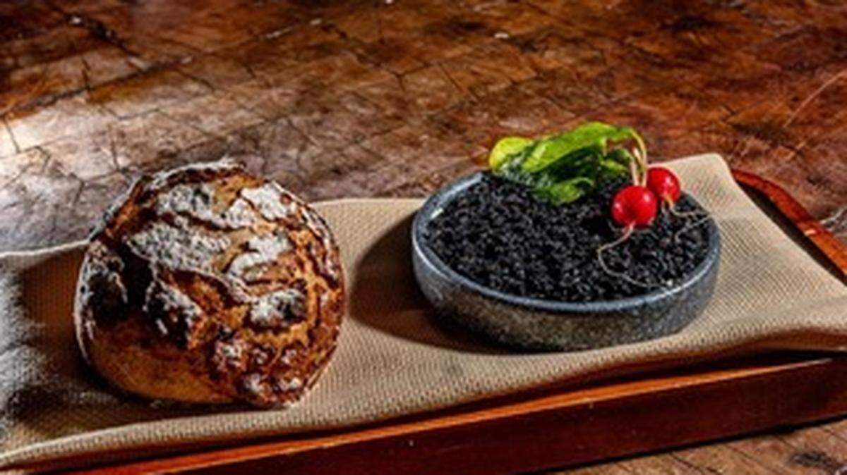 El pan campesino de Subborn Seed con mantequilla de hierbas y sésamo, acompañado con rábanos de la granja de Ford.