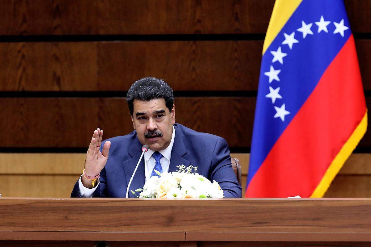 “Tienen un plan para llevarnos a la violencia de las guarimbas [barricadas] para llevarnos otra vez al tiempo de la intolerancia, del enfrentamiento, del conflicto inútil, de la división de los venezolanos”, expresó el gobernante durante el evento.