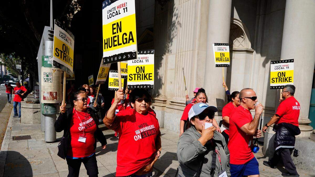 Foto de archivo del 3 de julio de 2023 que muestra a trabajadores de hotel en huelga frente al Hotel Biltmore, en Los Ángeles.