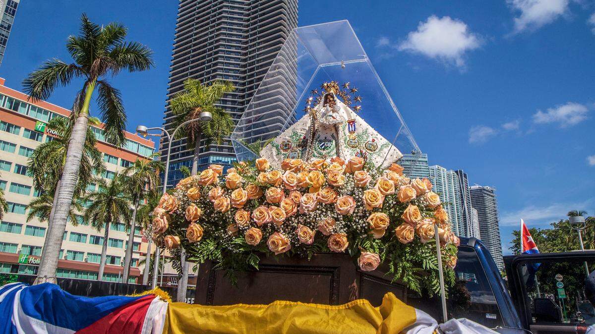 Una caravana con la imagen de la Virgen de la Caridad recorre las calles de Miami durante una procesión el 3 de septiembre de 2022.