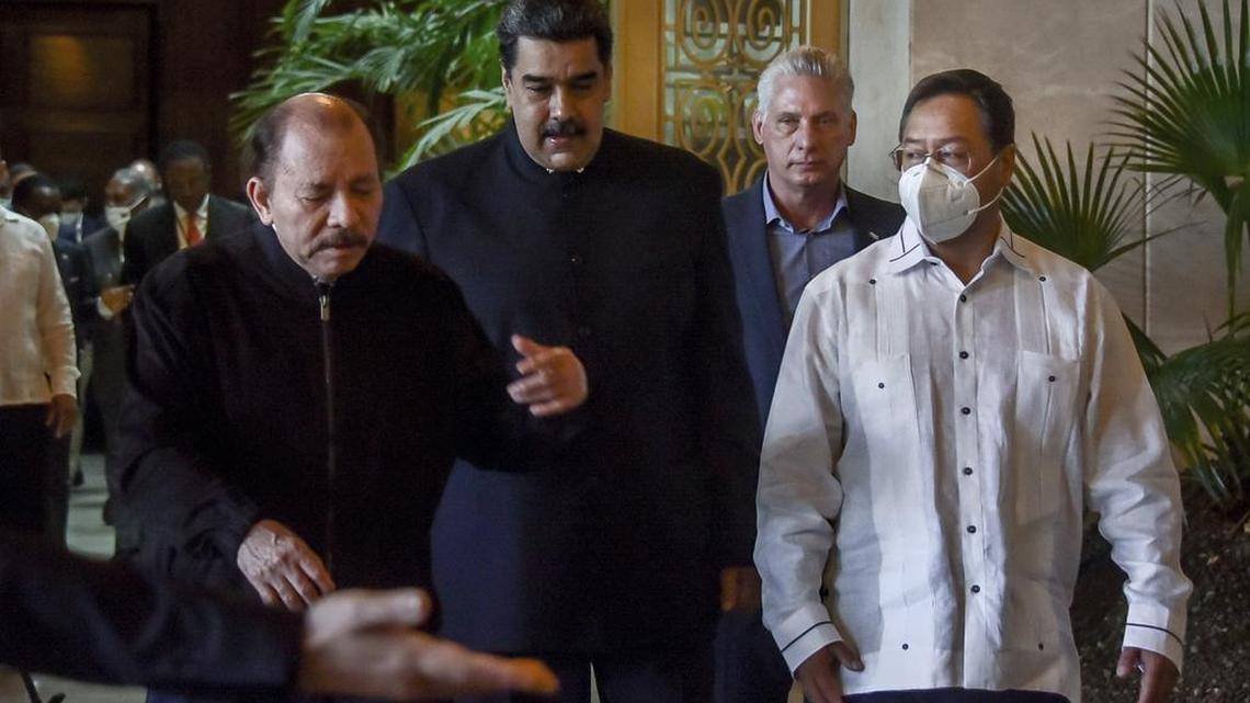 El presidente de Nicaragua, Daniel Ortega, el presidente de Venezuela, Nicolás Maduro, el presidente de Cuba, Miguel Díaz-Canel, y el presidente de Bolivia, Luis Arce, caminan juntos durante la Cumbre del ALBA en el Palacio de la Revolución en La Habana, Cuba, el martes 14 de diciembre de 2021. (Adalberto Roque, Pool Photo vía AP)