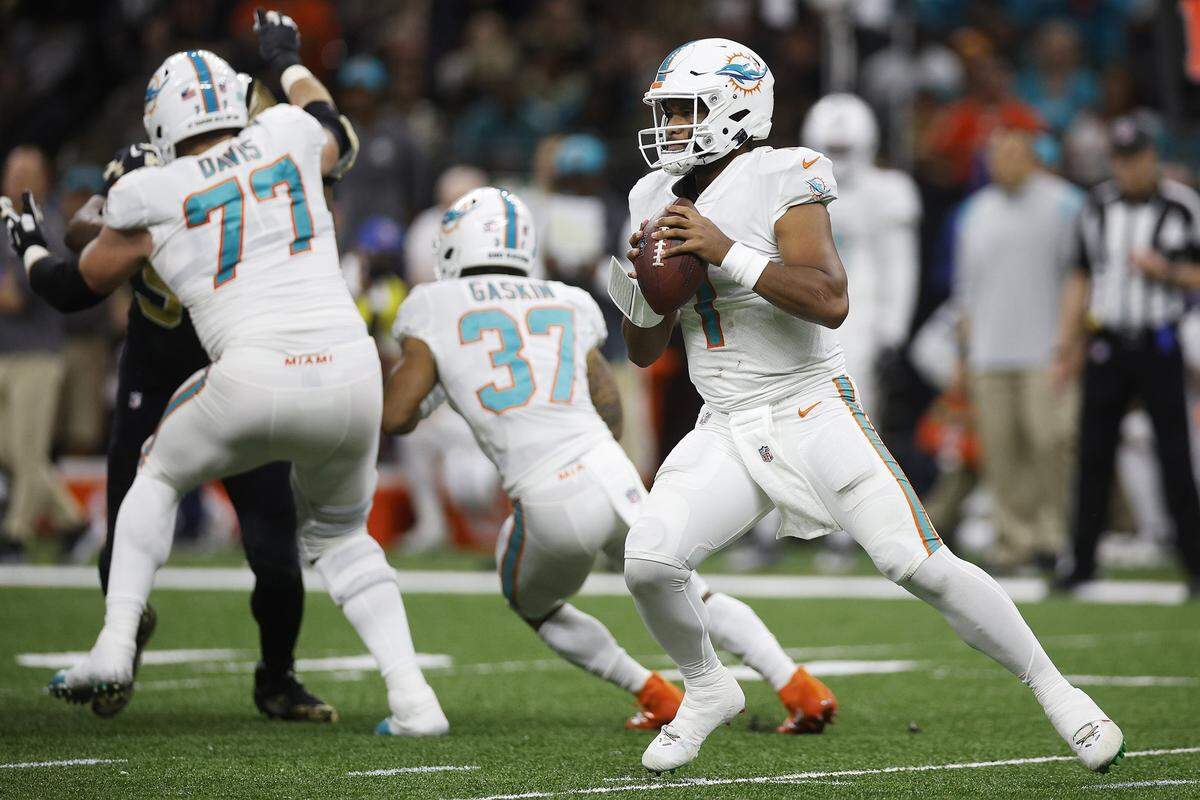 El quarterback de los Dolphins Tua Tagovailoa trata de pasar el ovoide en el partido ante los Saints, el 27 de diciembre de 2021 en New Orleans.