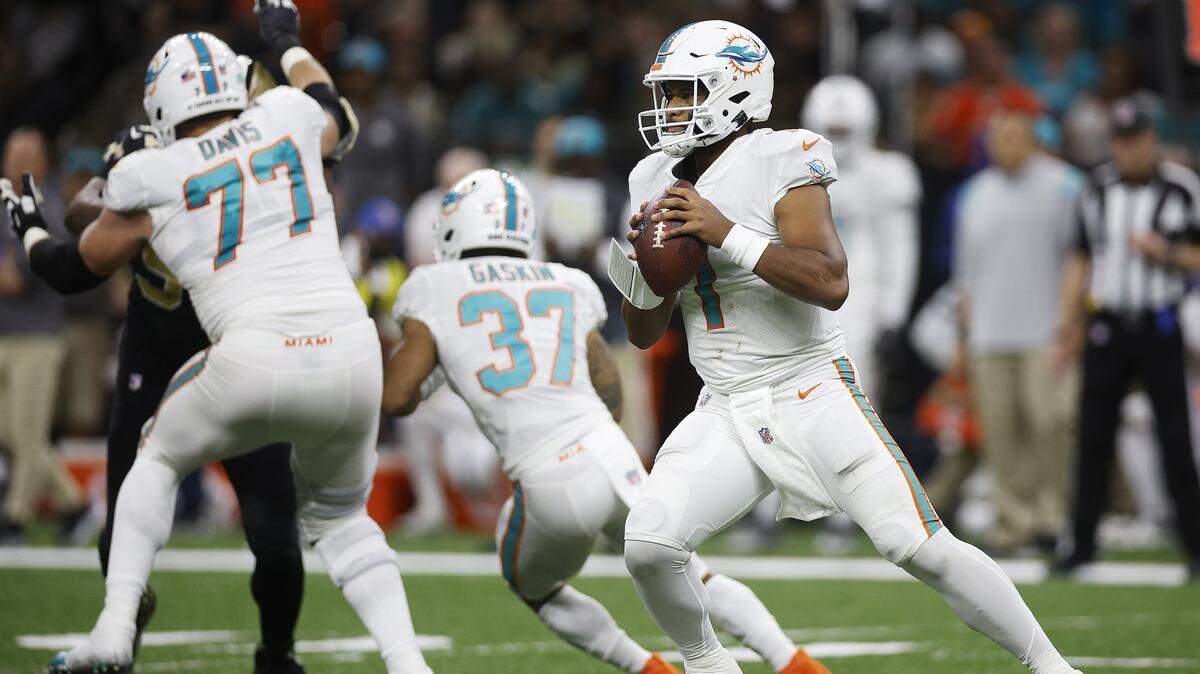 El quarterback de los Dolphins Tua Tagovailoa trata de pasar el ovoide en el partido ante los Saints, el 27 de diciembre de 2021 en New Orleans.
