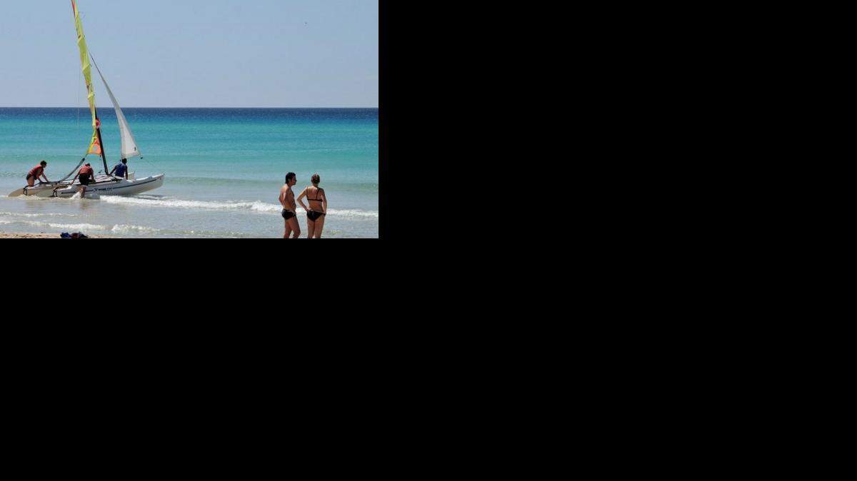 Turistas disfrutan de la playa de Varadero.