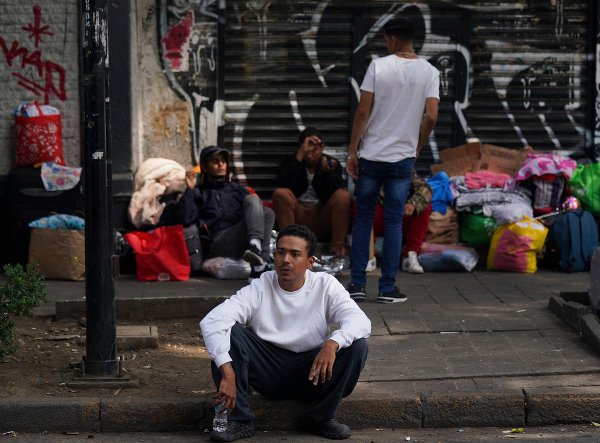 Migrantes venezolanos buscan asistencia en el exterior de la Comisión Mexicana de Ayuda a Refugiados, en la Ciudad de México, el 20 de octubre de 2022. Estos migrantes fueron deportados a México por las autoridades estadounidenses luego de cruzar la frontera de forma ilegal la semana pasada.