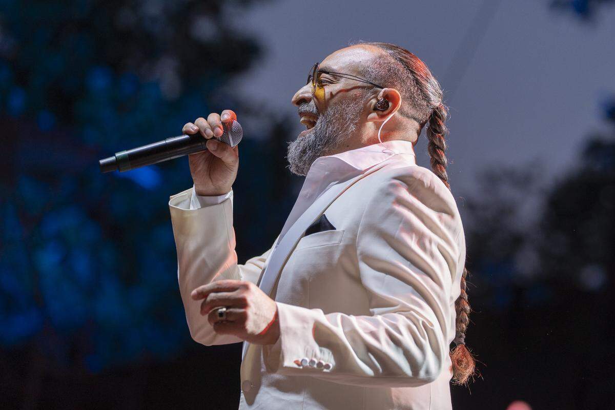 El cantante cubano Alain Pérez se presenta durante un homenaje a la fallecida cantante cubana Celia Cruz en el centenario de su nacimiento en el festival SummerStage en Nueva York, Estados Unidos, el 9 de agosto de 2025.