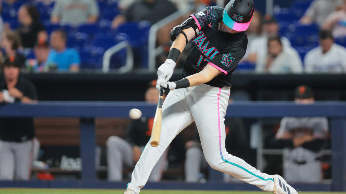 Owen Caissie (#17), de los Miami Marlins, conecta un jonrón contra los San Francisco Giants durante la primera entrada en el loanDepot park el 19 de junio de 2026 en Miami, Florida.