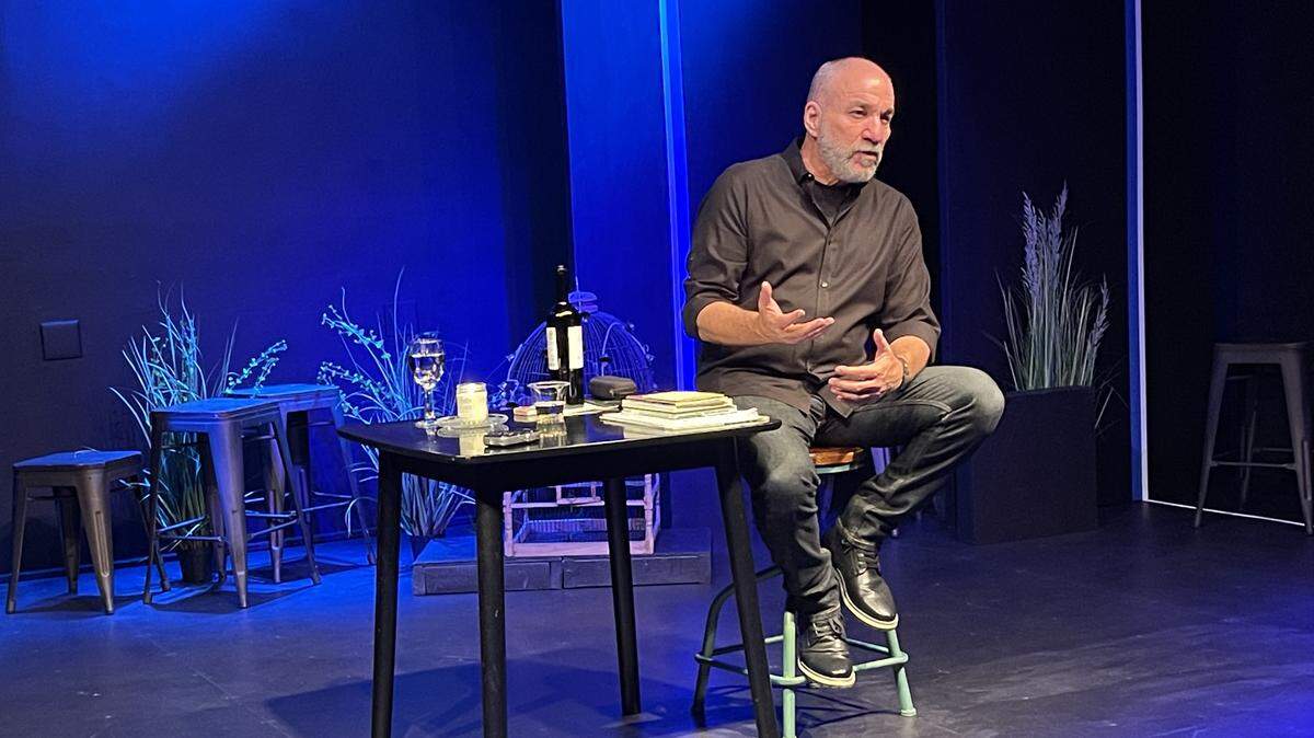 Germán Guerra durante la lectura “Una copa de agua”, sala del proyecto Artefactus.