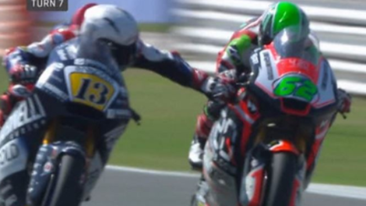 El piloto Romano Fenati (izq.) presiona el freno de la moto de Stefano Manzi en el Gran Premio de San Marino de Moto2, el 9 de septiembre de 2018.