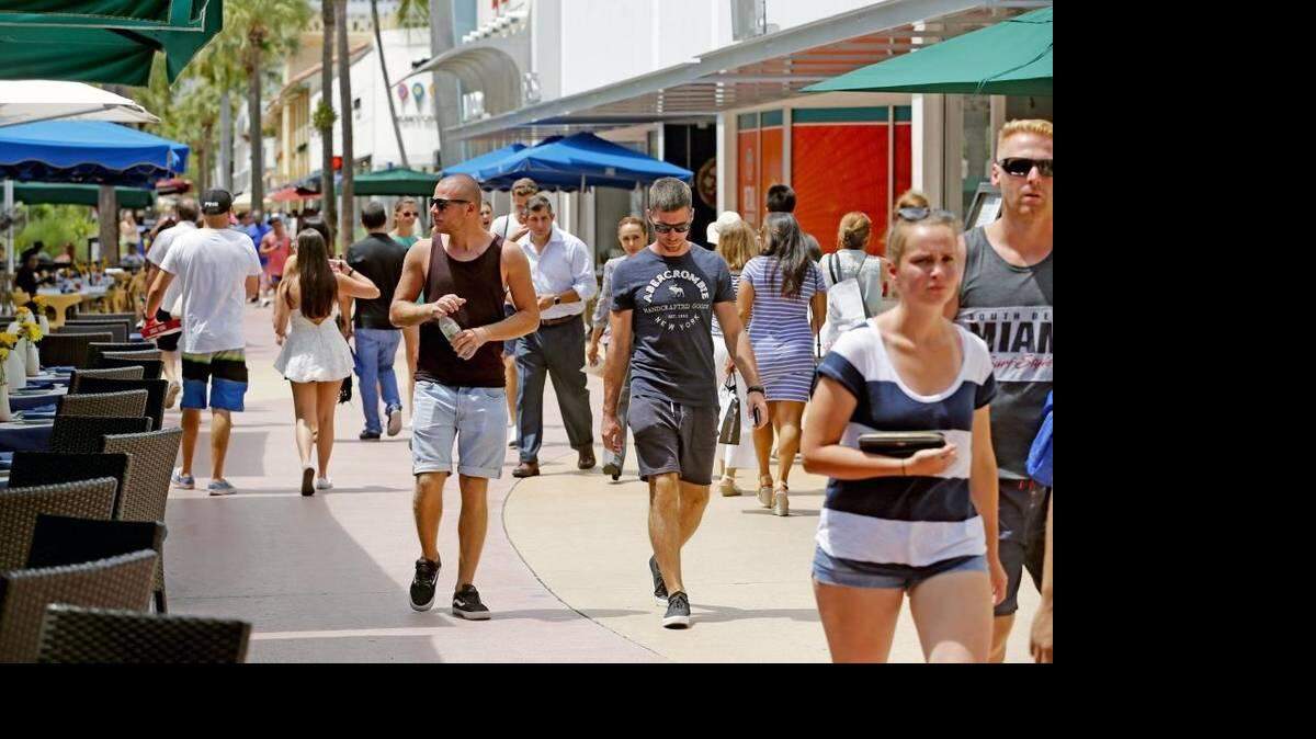 Turistas caminan por Lincoln Road en septiembre de 2016. Charles Trainor Jr/Miami Herald