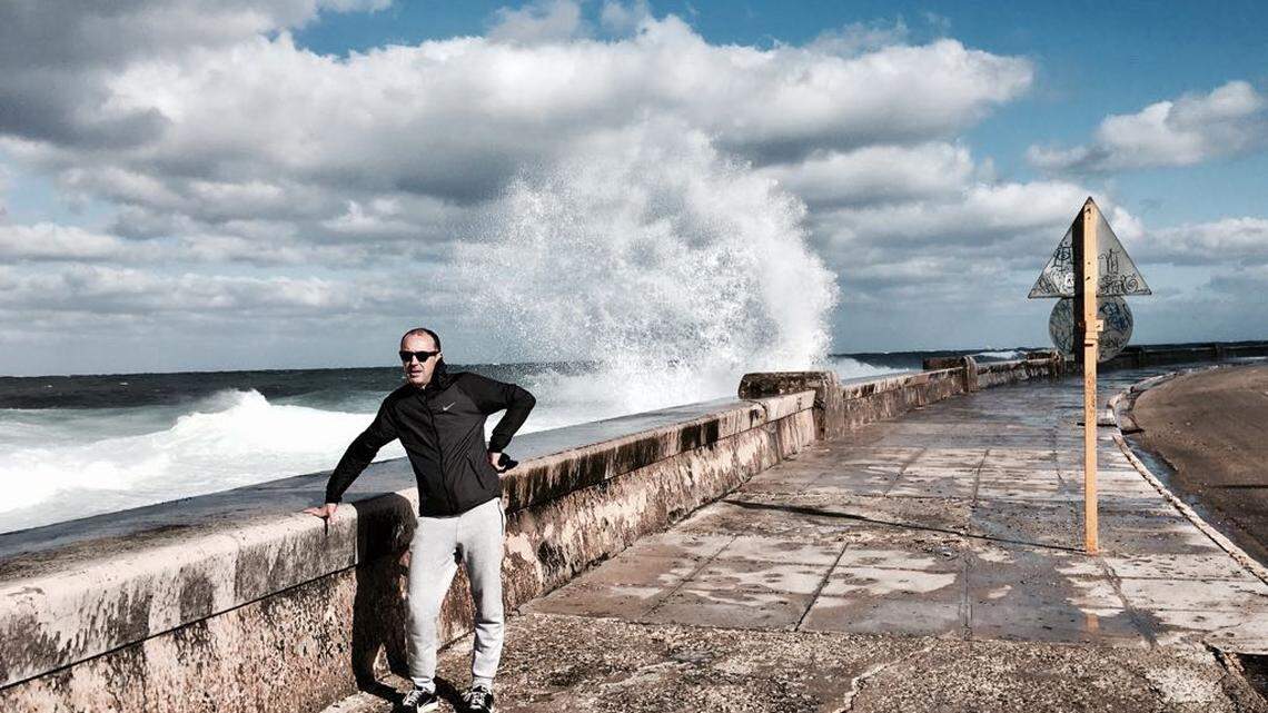 El escritor mexicano y periodista cultural Julio Patán en el malecón habanero, en su viaje a la isla en enero del 2017.