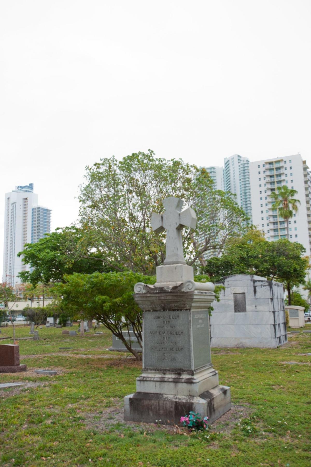 El Miami City Cemetery es testigo de la historia y el desarrollo urbano de la ciudad.