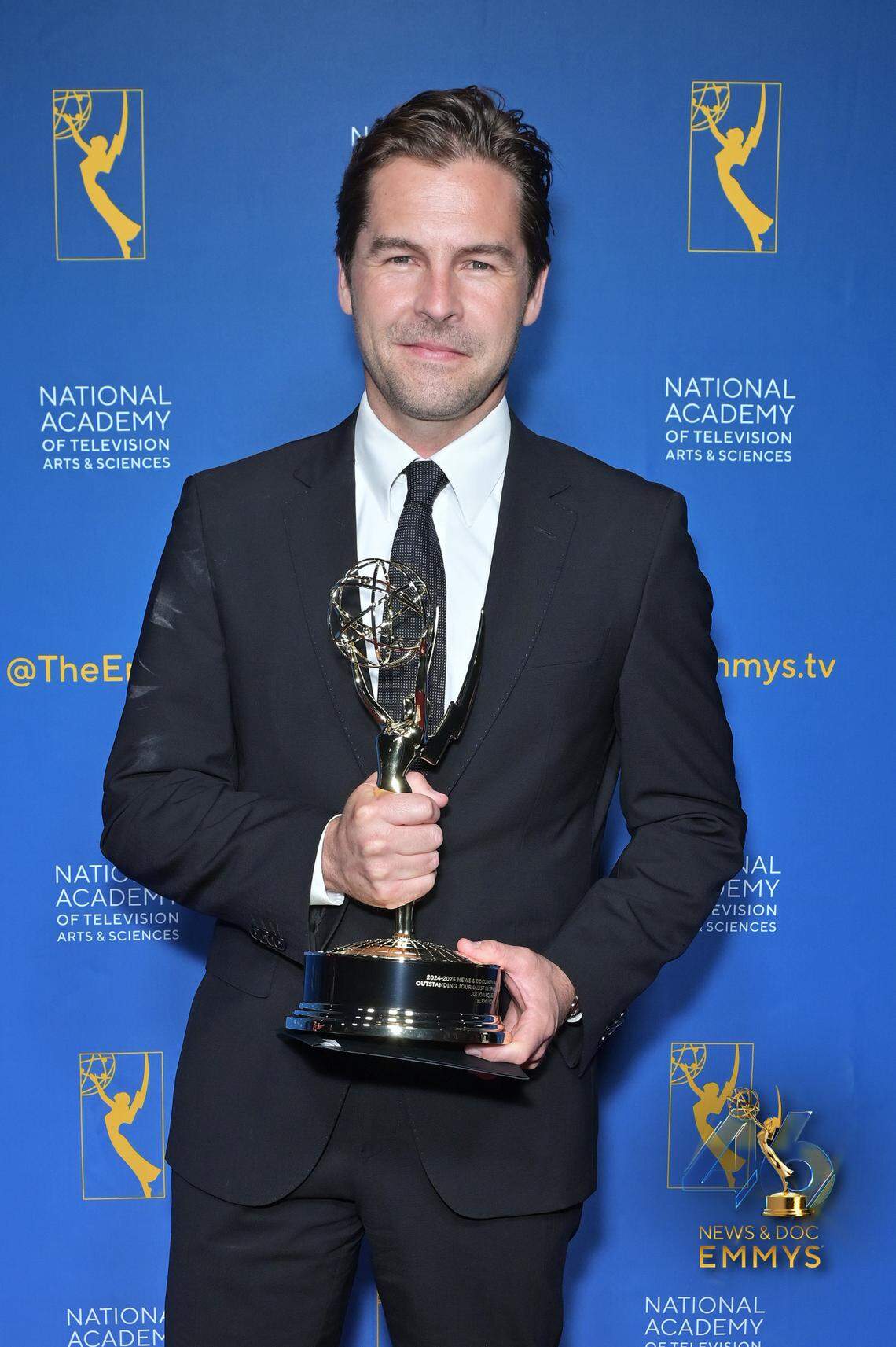 Julio Vaqueiro, conductor de Noticias Telemundo, recibe el premio Emmy a mejor presentador, en Nueva York, en junio del 2025.