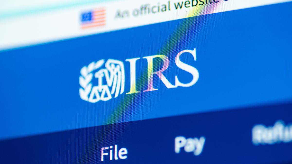 El Servicio de Impuestos Internos (IRS) ya ha compartido las direcciones de más de 40,000 extranjeros contribuyents con las autoridades migratorias de Estados Unidos, según fue revelado el miércoles 3 de septiembre de 2025.