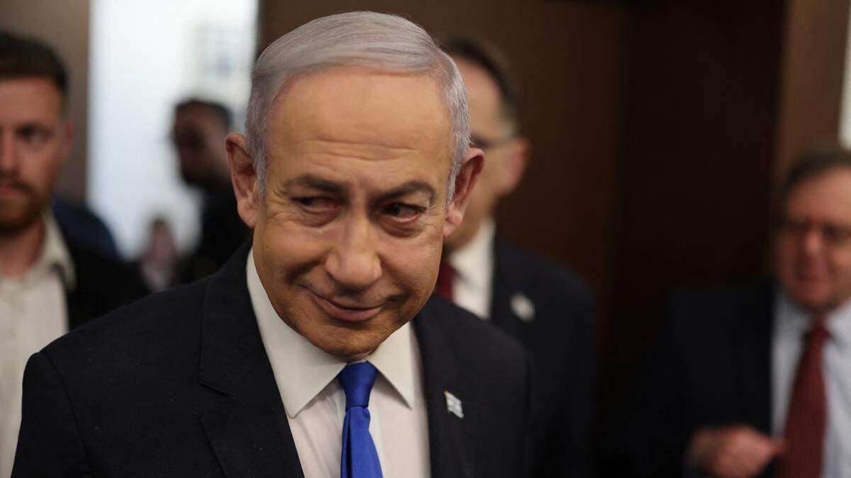 El primer ministro de Israel, Benjamin Netanyahu, se prepara para una reunión con la ministra de relaciones exteriores de Alemania, Annalena Baerbock (no aparece en la foto), en Jerusalén, el 17 de abril de 2024. 