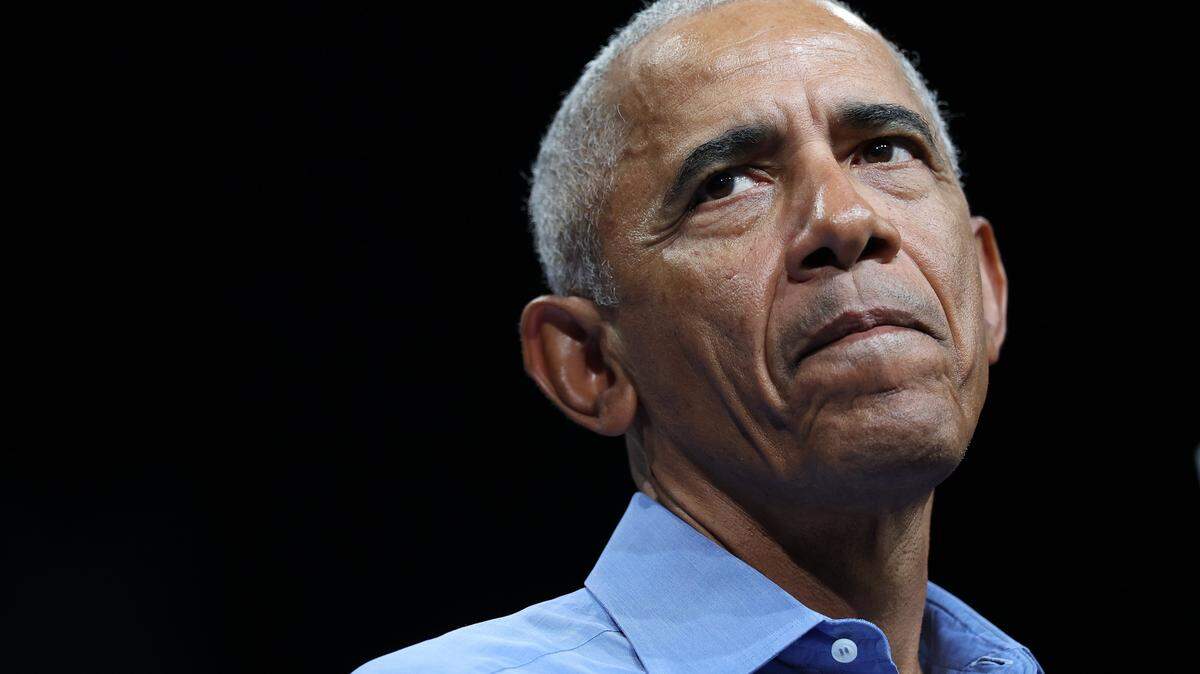 El presidente Barack Obama habla durante un acto de campaña a favor de la candidata demócrata a la gobernación de Virginia, la exrepresentante Abigail Spanberger, en un mitin celebrado en el Chartway Arena el 1 de noviembre de 2025 en Norfolk, Virginia.