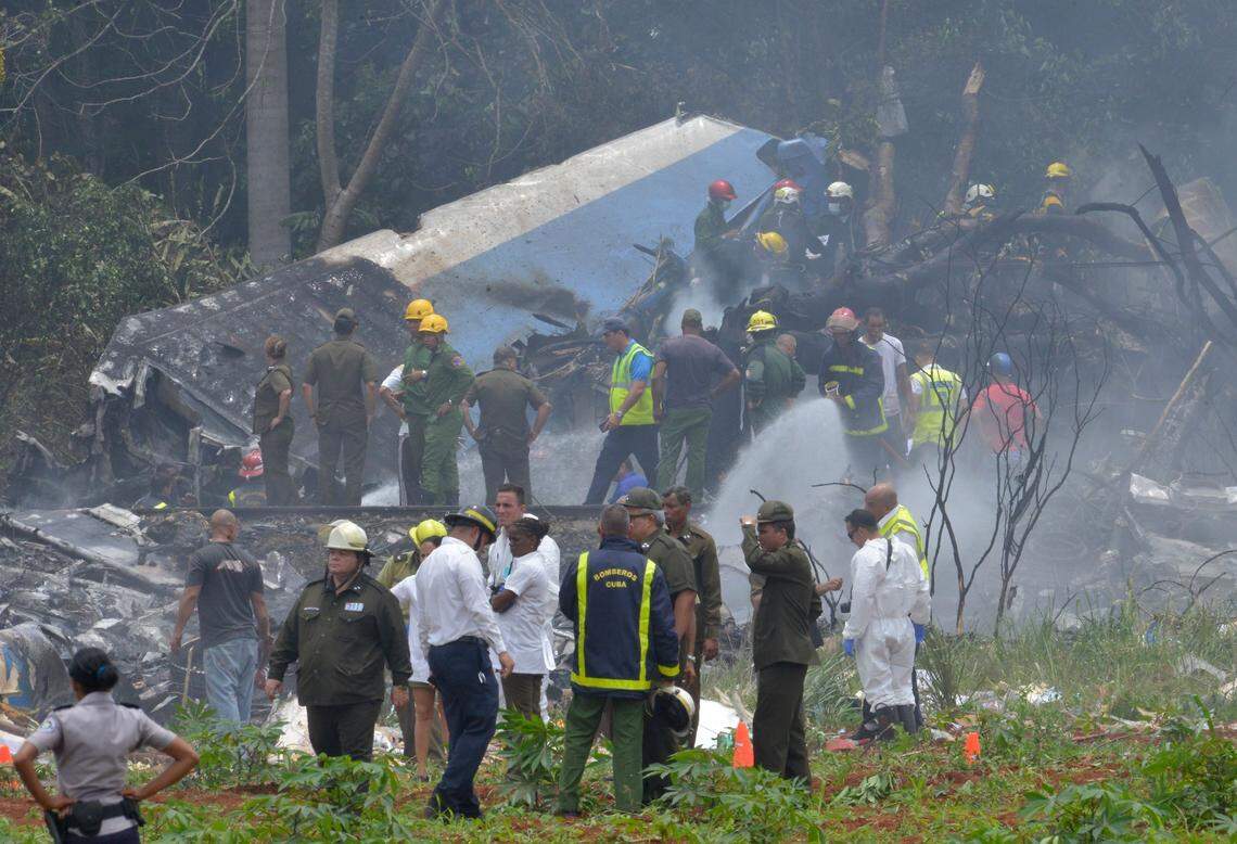 Fotografía tomada en la escena del accidente después de que un avión se estrellara después de despegar del aeropuerto José Martí de La Habana, el 18 de mayo de 2018.