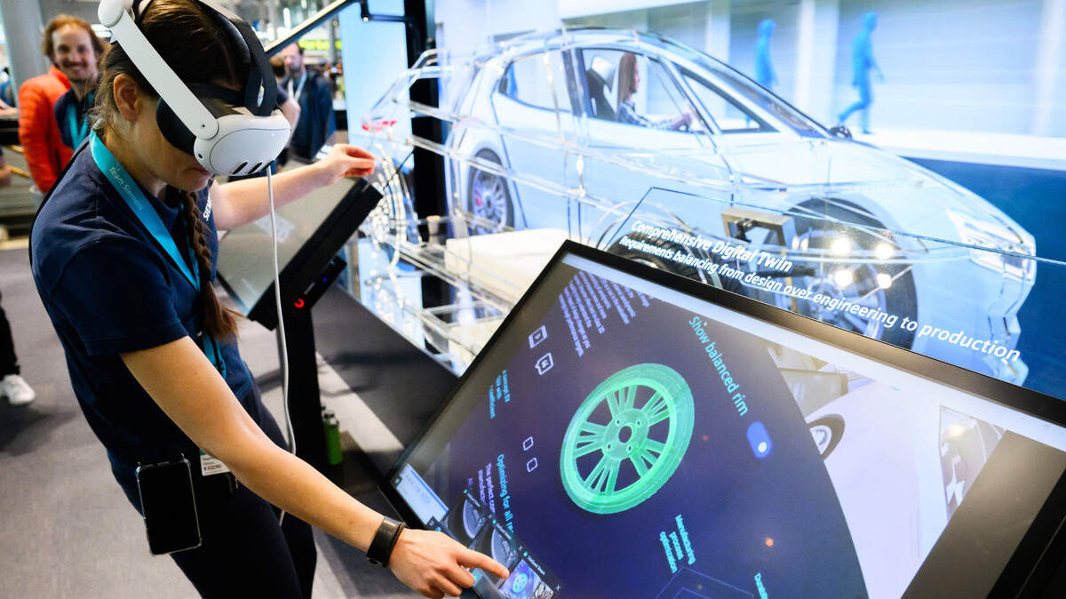 Un empleado de Siemens hace una demostración con gafas de realidad aumentada en la Feria de Hannover 2024. La empresa alemana tienen una fuerte presencia en Argentina.