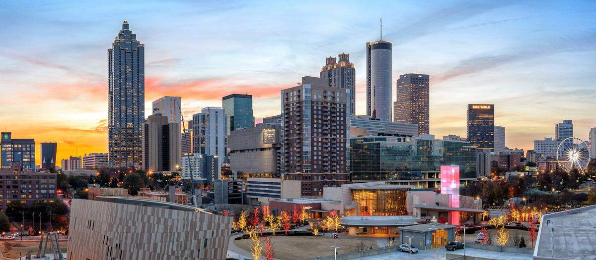 Amanecer sobre el centro de Atlanta con el Centro de Derechos Civiles y Humanos, World of Coca-Cola, Pemberton Place y la noria Skyview Atlanta Ferris Wheel.