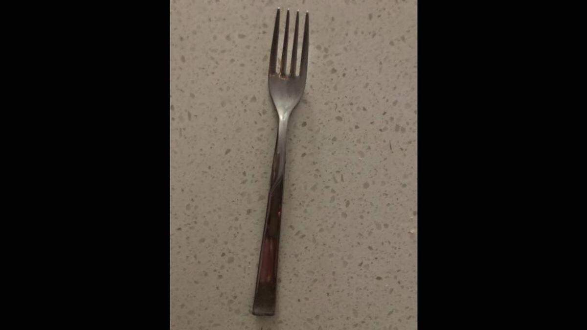 Dos niñas se comportaban de forma “alborotadora” en un restaurante de la Florida. Un cliente se enfureció y amenazó a la familia con un tenedor.