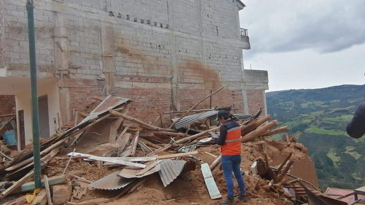 En Pucará, provincia de Azuay, Ecuador, personal de la Secretaria de Riesgos realiza una evaluación estructural a una iglesia y 10 casas, afectadas por el sismo del 18 de marzo de 2023.