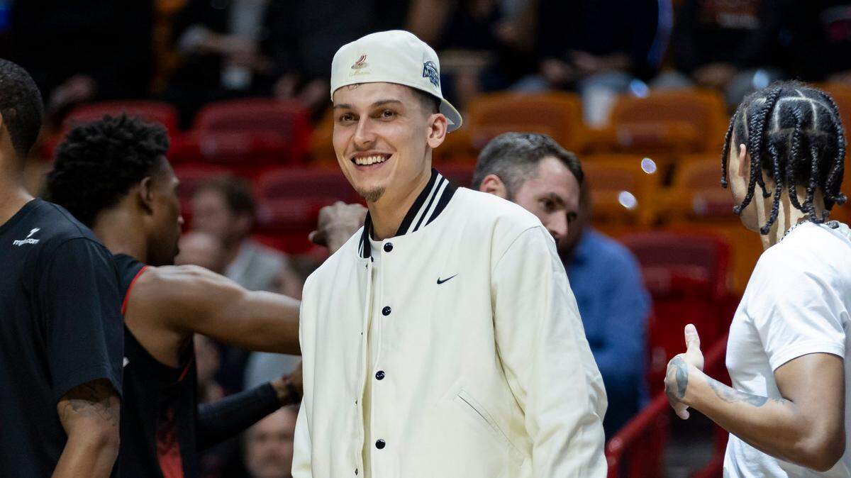 El jugador del Heat Tyler Herro mira el partido ante los Bulls de Chicago, celebrado el 16 de diciembre de 2023 en Miami.