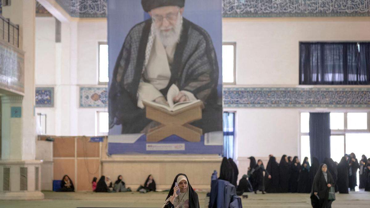 Irán ha dicho que se puede lograr un acuerdo nuclear si Estados Unidos muestra buena voluntad en las conversaciones previstas para el fin de semana del 12 de abril de 2025. En la foto, la imagen del líder religioso ayatolá Ali Khamenei adorna un centro de votación en Teherán, el 3 de julio de 2024.