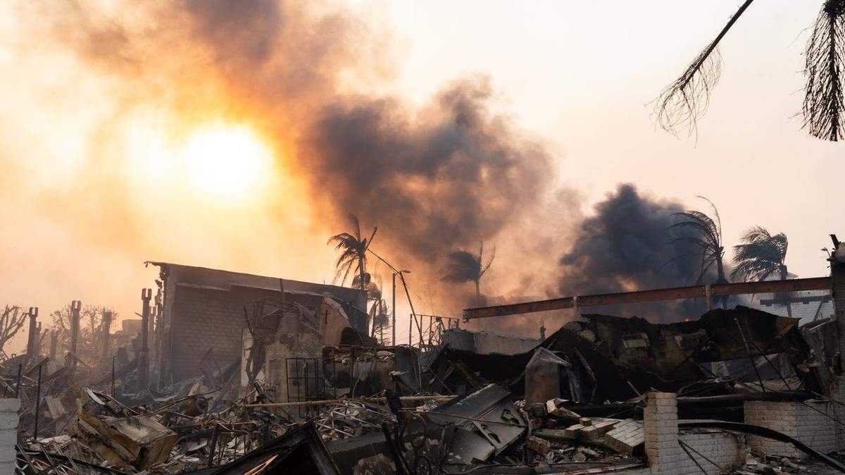 Las estructuras siguen ardiendo el 8 de enero de 2025 en el vecindario de Pacific Palisades después de que un incendio forestal se desatara en el condado de Los Angeles el 7 de enero. 