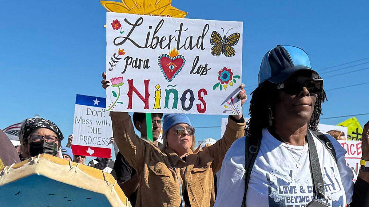 Una manifestante sostiene un cartel que pide libertad para los niños inmigrantes durante una manifestación y una vigilia frente al Centro Residencial Familiar del Sur de Texas en Dilley, Texas, el 28 de enero de 2026.