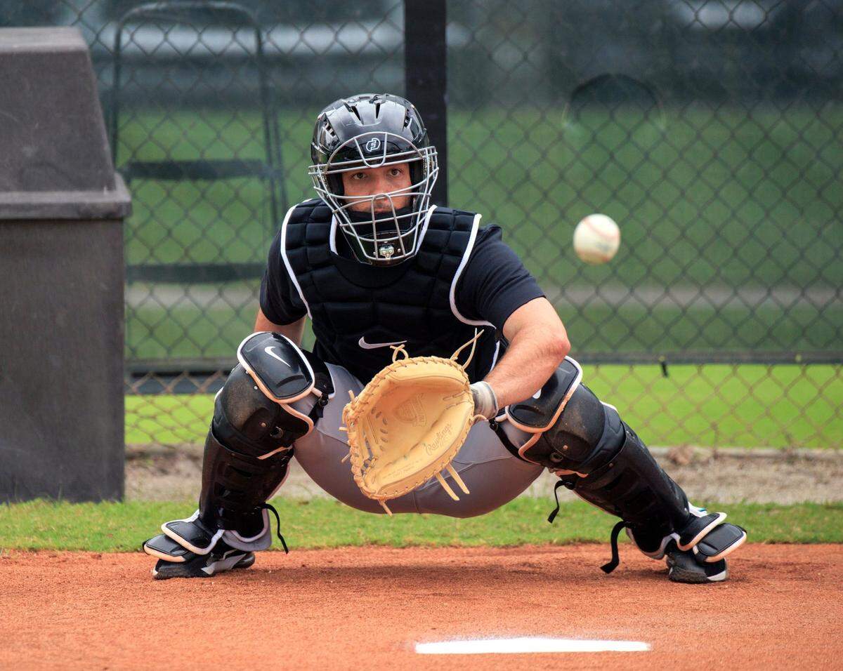 El receptor de los Marlins Jacob Stallings durante una práctica en el entrenamiento de la primavera el 15 de marzo de 2022, en Jupiter, Florida.