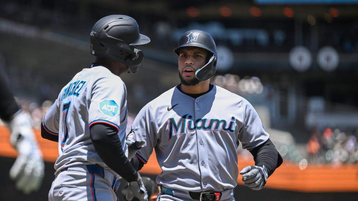 El bateador designado Agustín Ramírez (der.) celebra con su compañero de equipo Jesús Sánchez tras pegar un jonrón en el tercer inning en el partido ante los Gigantes, celebrado el 26 de junio de 2025 en el Oracle Park en San Francisco.