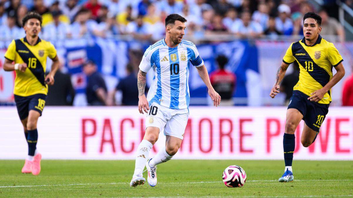 El delantero de Argentina Lionel Messi conduce la pelota en el partido amistoso ante Ecuador, celebrado el 9 de junio de 2024 en Chicago.