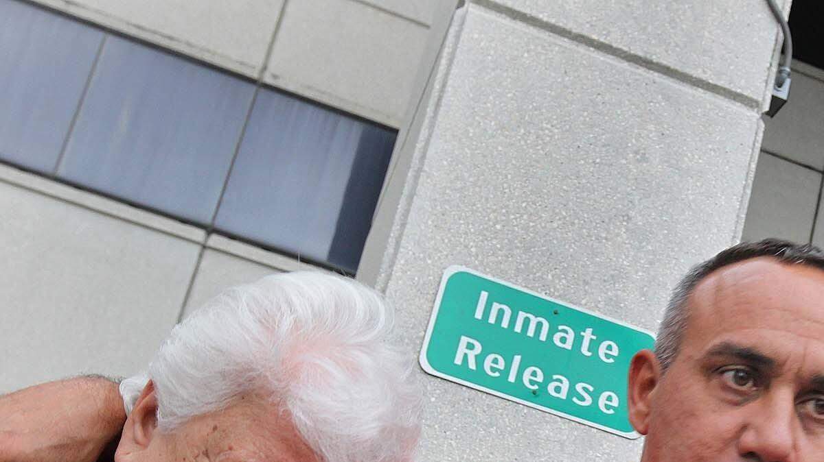 Gladys Coego, de 74 años, acompañada de un familiar no identificado, sale del Centro Correccional Turner Guilford Knight después de pagar una fianza de $10,000 el viernes 28 de octubre de 2016. Coego fue acusada de cometer fraude electoral al marcar boletas de otras personas. 