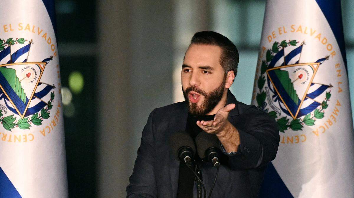 El presidente de El Salvador, Nayib Bukele, gesticula mientras pronuncia un discurso durante la inauguración de la nueva sede de la Fiscalía General de la República (FGR) en Antiguo Cuscatlán, El Salvador, el 19 de mayo de 2026.