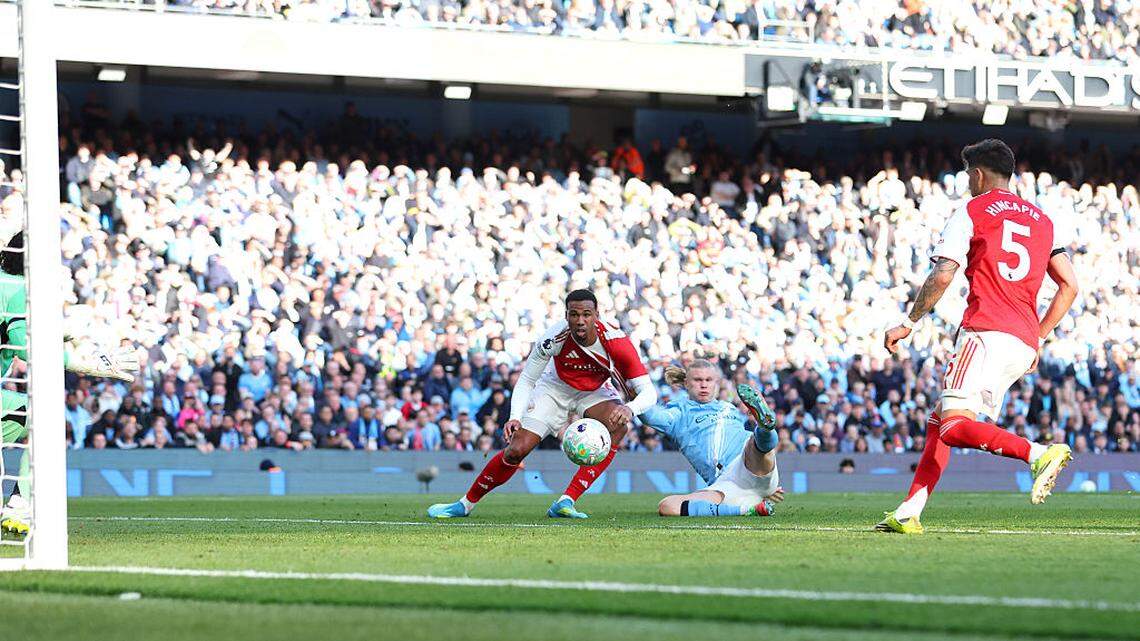 El delantero del Manchester City Erling Haaland (centro) anota un gol ante Arsenal, en el partido de la liga inglesa celebrado el 19 de abril de 2026 en el Etihad Stadium en Manchester, Inglaterra.