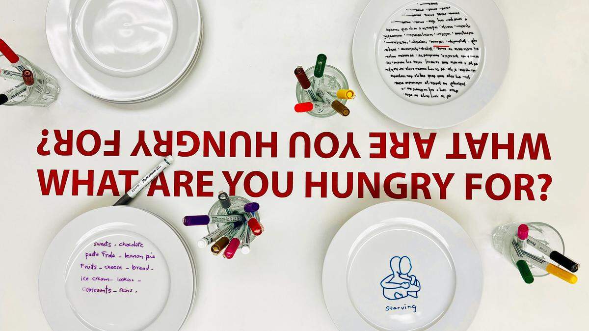 “Table of Contents [Mesa de contenidos]”, 2023, de Bella Cardim. Instalación participativa que forma parte de la exposición “Mujeres de visión. Dos de nosotras” [Women of Vision. A Pair of us] que estará abierta hasta el 30 de marzo en Laundromat Art Space.