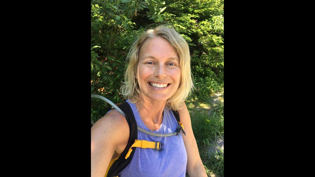 Joan Bauman, de 45 años, entrena para un maratón en julio del 2018. Bauman se había sometido a tres sesiones de quimioterapia antes de esta fotografía. El día después de concluir el tratamiento en el Sylvester Comprehensive Cancer Center, corrió un maratón de 50 kilómetros.