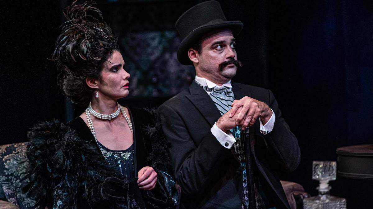 Claudia Tomás y Ariel Texidó en una escena de “La soprano calva”, la obra de Eugene Ionesco que Arca Images presentó del 17 al 20 de noviembre en el Black Box del Miami-Dade County Auditorium bajo la dirección de Larry Villanueva. 
