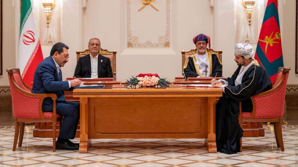 El sultán de Omán, Haitham bin Tariq Al Said (d., detrás) y el presidente iraní, Masoud Pezeshkian (i., detrás), asisten a una ceremonia de firma en Mascate, Omán, el 27 de mayo de 2025. El presidente iraní, Masoud Pezeshkian, inició el martes una visita oficial de dos días a Omán, donde se reunió con el sultán Haitham bin Tariq Al Said y supervisó la firma de una serie de acuerdos bilaterales. Mascate continúa su papel de mediador en las conversaciones nucleares indirectas entre Teherán y Washington.