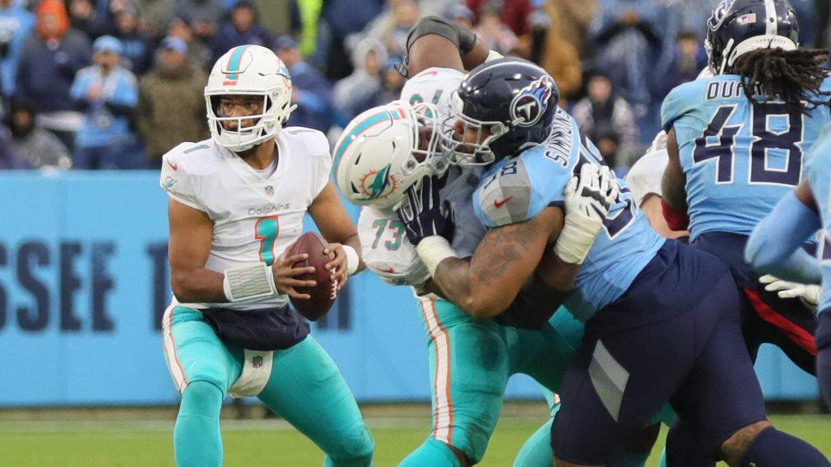 El guard de los Dolphins Austin Jackson (73) batalla con el defensive end de los Titans Jeffery Simmons, en el partido celebrado el 2 de enero de 2022 en Nashville, Tennessee.