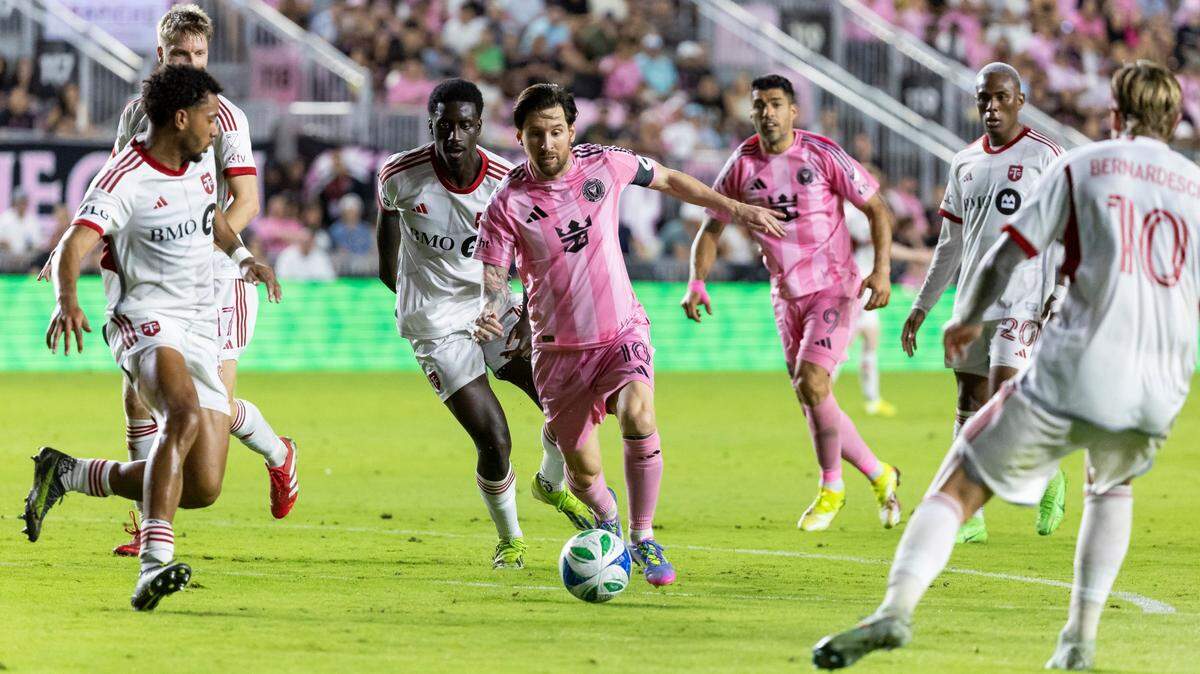 El delantero del Inter Miami Lionel Messi corre con la pelota ante la marca de los jugadores del Toronto FC, en el partido de la MLS celebrado el 6 de abril de 2025 en el Chase Stadium en Fort Lauderdale, Florida.