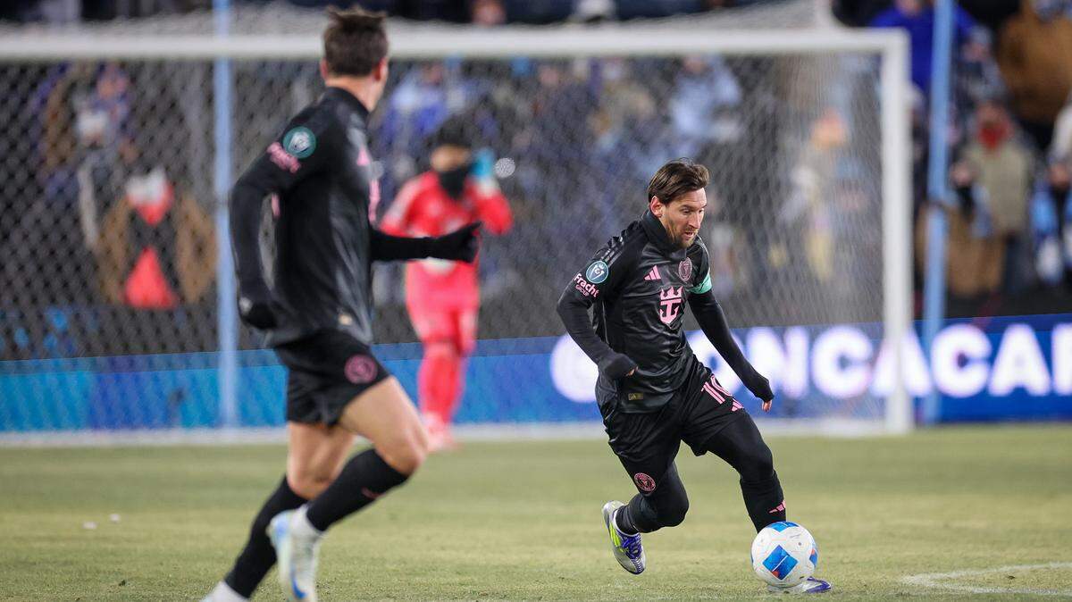  El delantero del Inter Miami Lionel Messi conduce el balón  durante la primera mitad del partido ante el Sporting, celebrado el 19 de febrero de 2025 en el Children’s Mercy Park, en Kansas City.