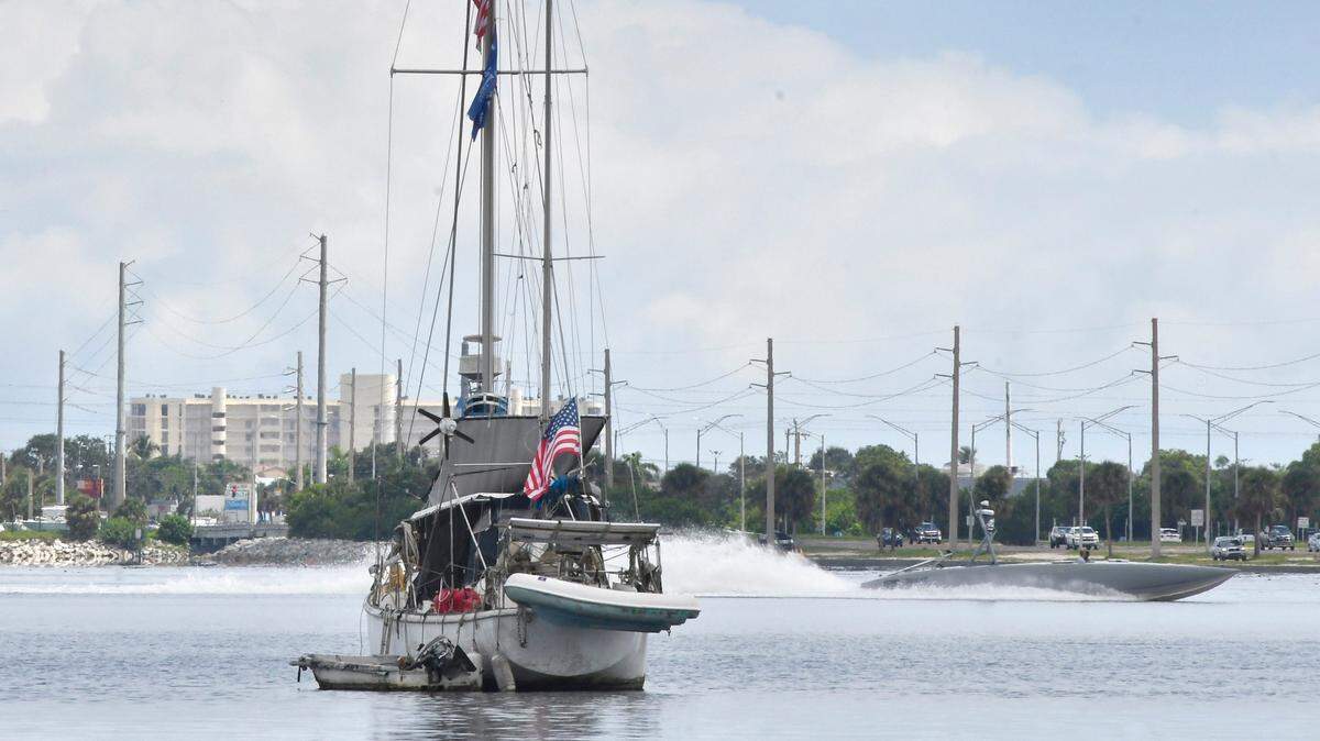 Vista de un bote en la Laguna Indian River cerca de Melbourne, Florida, el esta foto de archivo. Una ley estatal aprobada en 2023 promueve la conservación del agua en áreas vulnerables como la Laguna Indian River y los Everglades.
